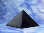 Schungit Pyramide 10cm/ nicht poliert